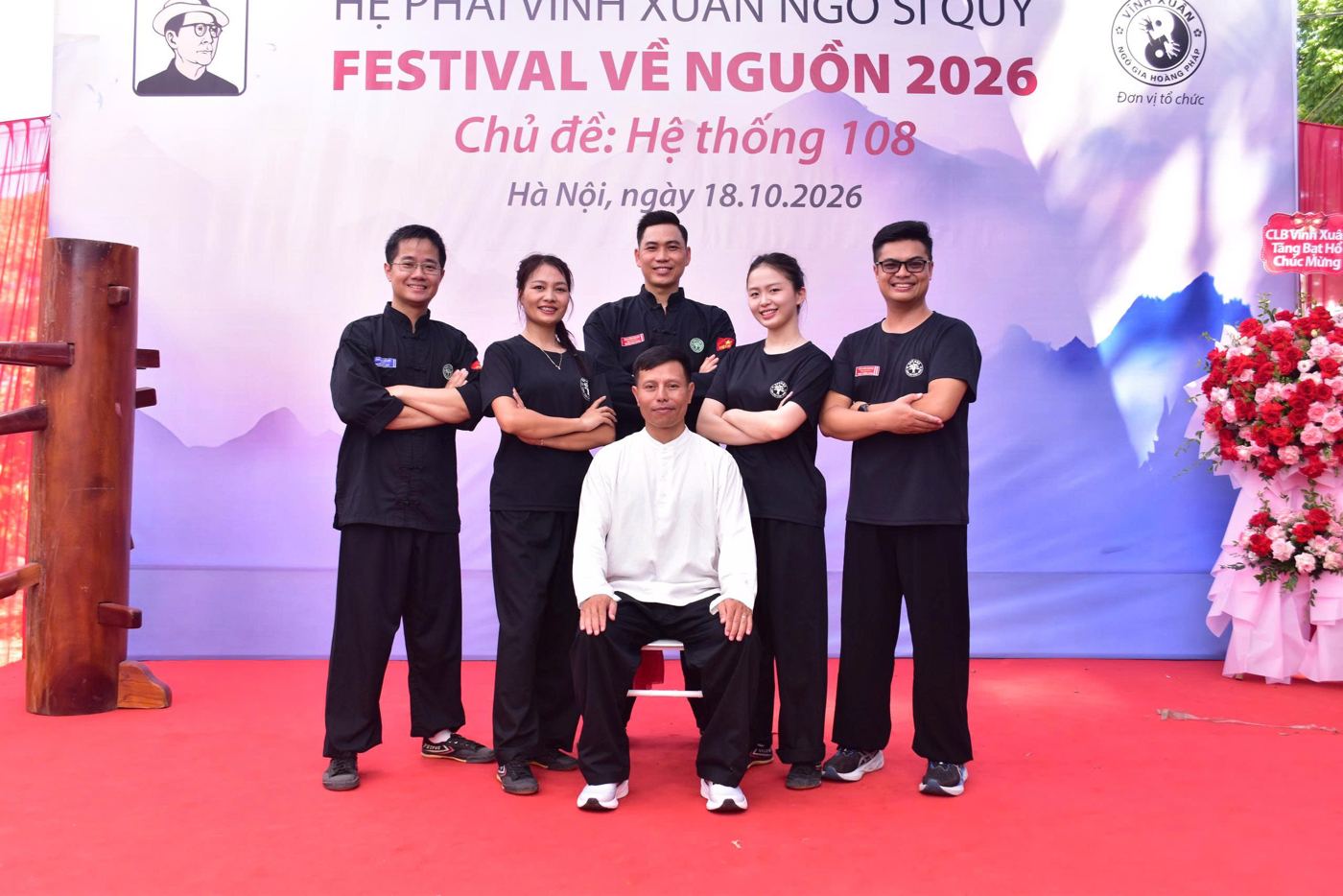 HLV và học viên Vĩnh Xuân EZCARE bên mộc nhân