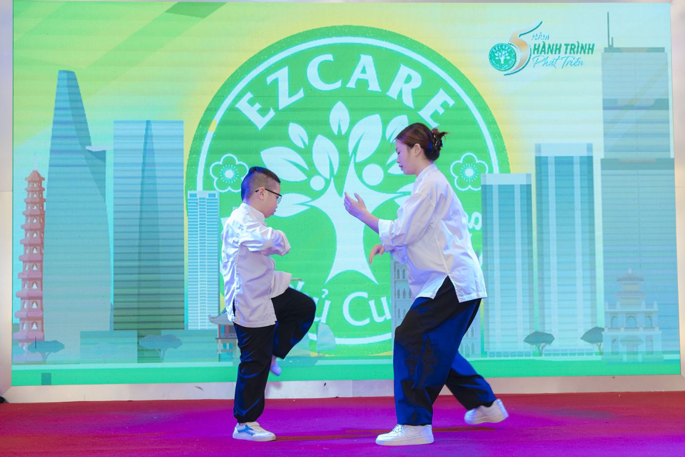 Thị phạm Chi Sao trên sân khấu 5 năm EZCARE