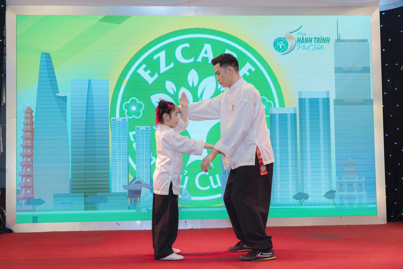HLV hướng dẫn học viên nhỏ trên sân khấu 5 năm EZCARE